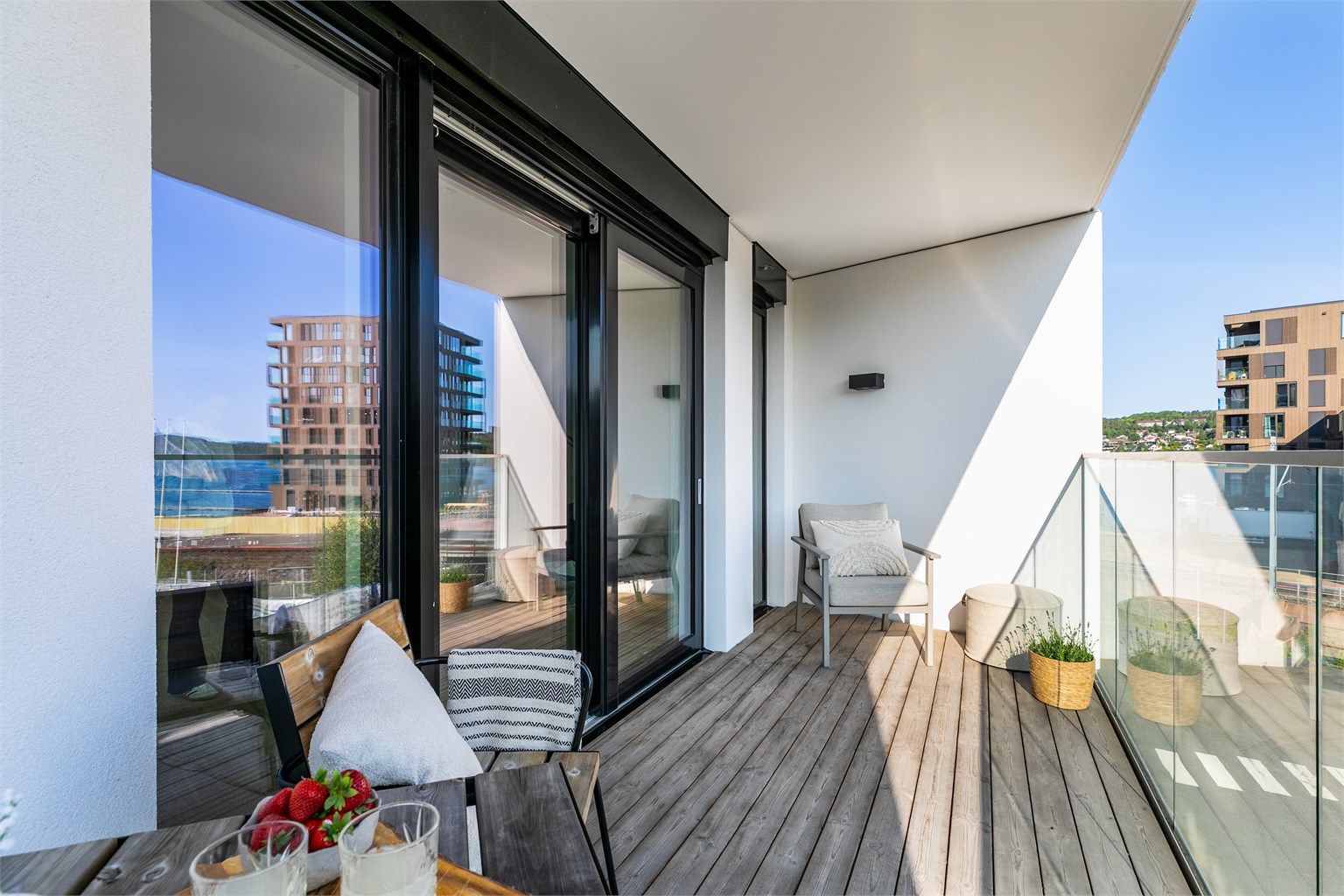 Sjøutsikt sees også mellom den allerede etablerte bebyggelsen ytterst på Verket.