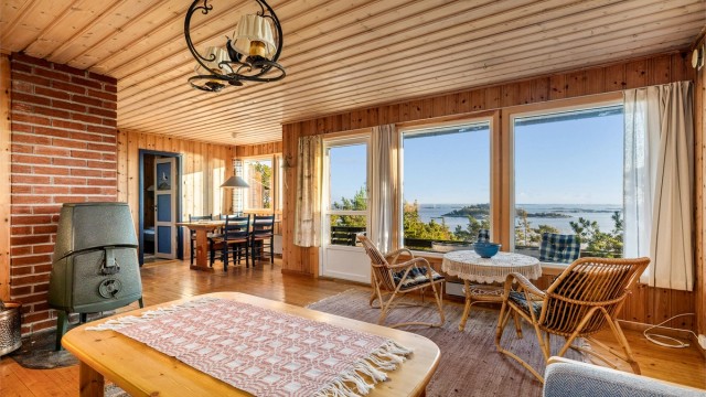 Hytta er bygd i tradisjonell stil med et stort åpent rom hvor bare soverommene er avskjermet.