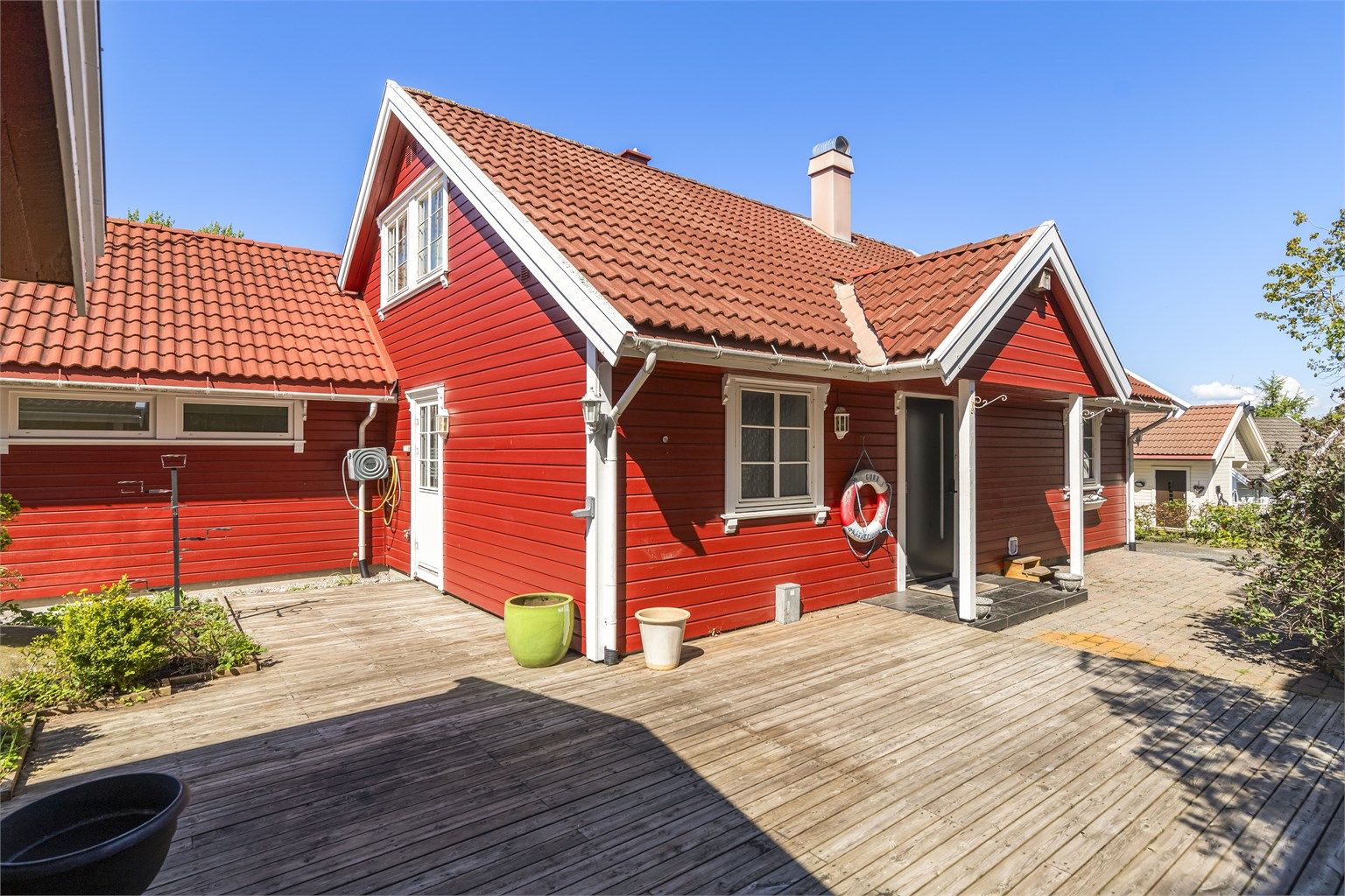 Rundt boligen er det impregnerte markterrasser på til sammen 84 m², som gir rikelig med uteplass.