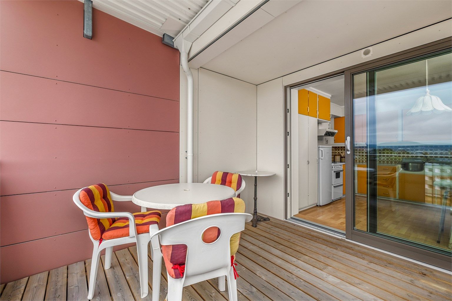 Balkong med god plass til sittegruppe og grill – perfekt for rolige stunder utendørs.