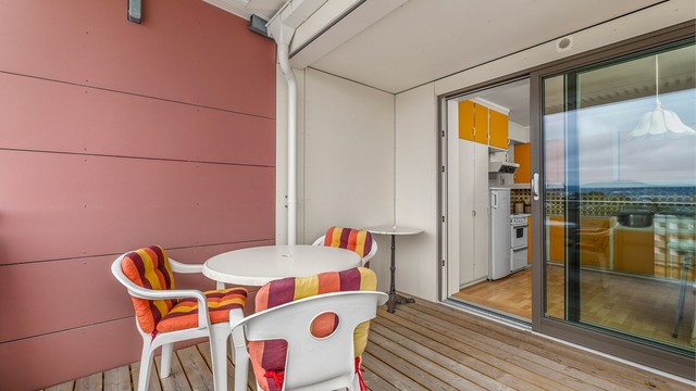 Balkong med god plass til sittegruppe og grill – perfekt for rolige stunder utendørs.