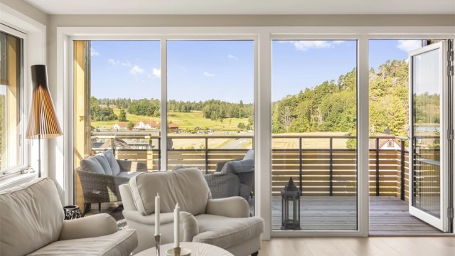 Velkommen inn - en ubebodd og lekker leilighet i 4. etasje på 89 kvm med 12 kvm overbygget balkong - med heis, p-kjeller og en svært god planløsning. Fotograf: Maciej Krzysztof Krawczyk ved Fotograf Magik