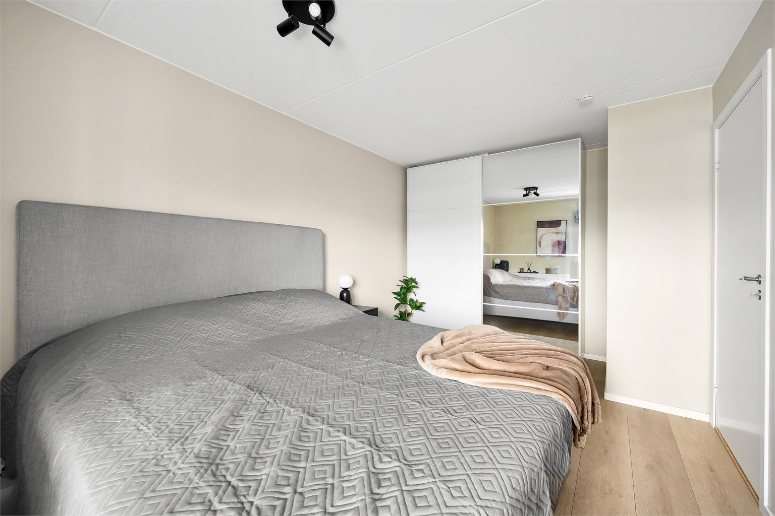 En stor skyvedørsgarderobe gir rikelig med oppbevaringsplass.