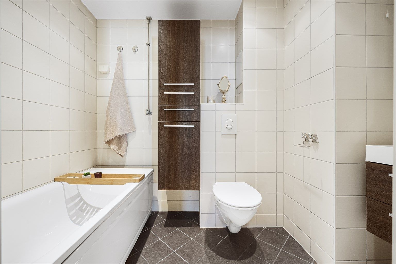 Moderne bad rehabilitert i regi av borettslaget i 2012. Varmekabler og downligts er montert.