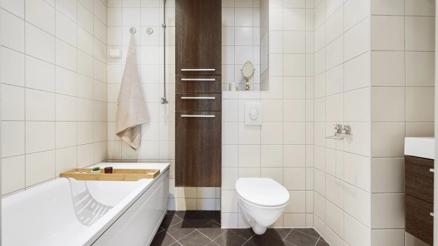 Moderne bad rehabilitert i regi av borettslaget i 2012. Varmekabler og downligts er montert.