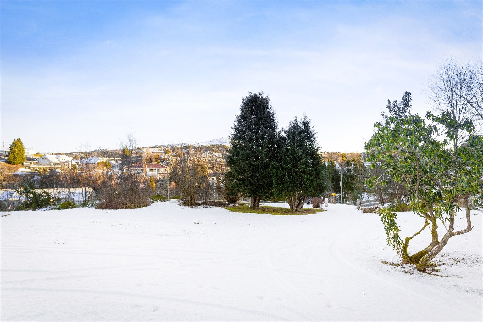Tomten er stor på hele 2 158m² samt. en tilleggstomt på baksiden av huset på 193m²