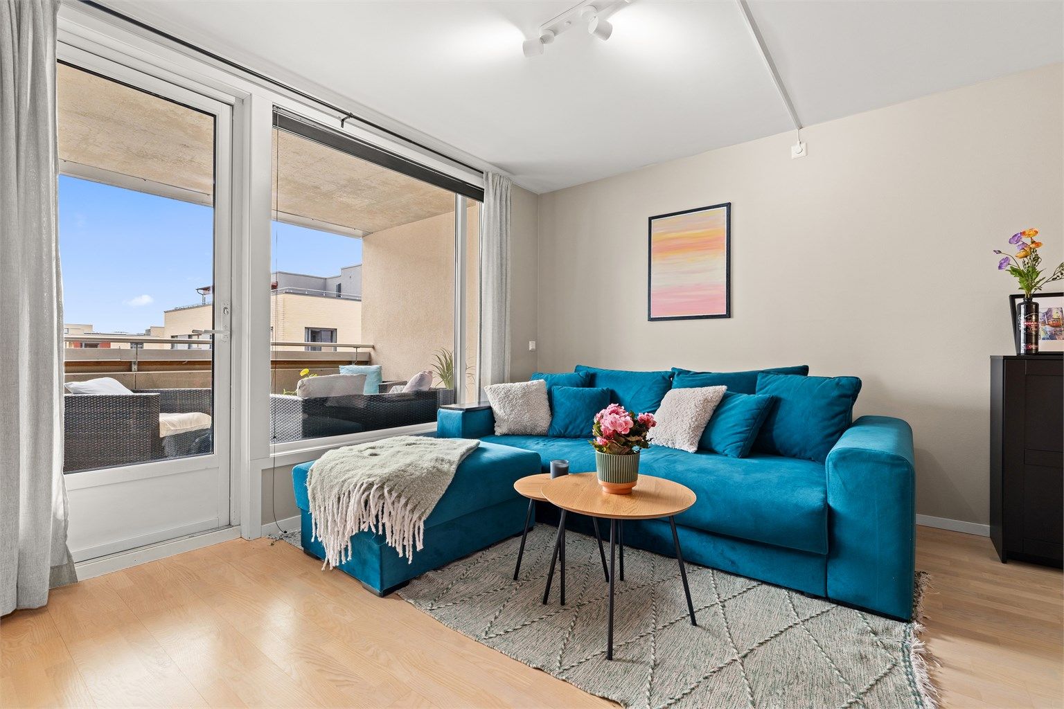 Trivelig stue med plass til sofa og utgang til balkong som forlenger oppholdsrommet.