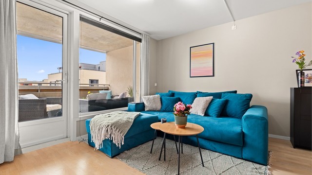 Trivelig stue med plass til sofa og utgang til balkong som forlenger oppholdsrommet.