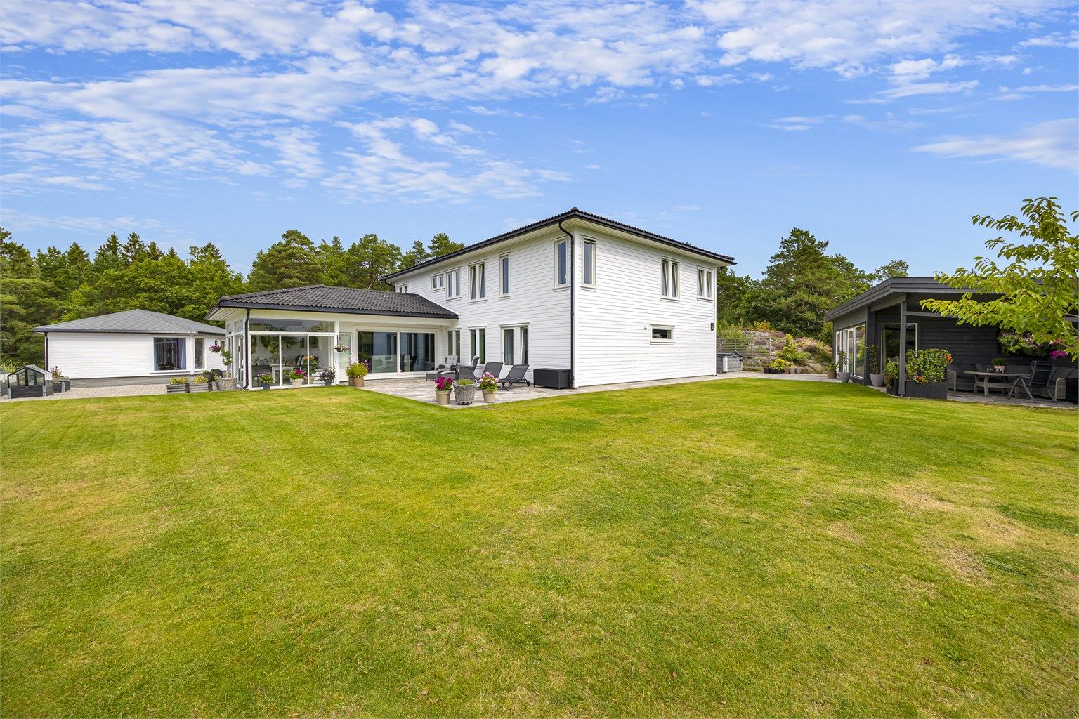 Stor gressplen med god plass til lek og uteaktiviteter 