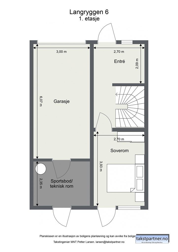 Første etasje har en funksjonell planløsning med entré, hovedsoverom og garasje.