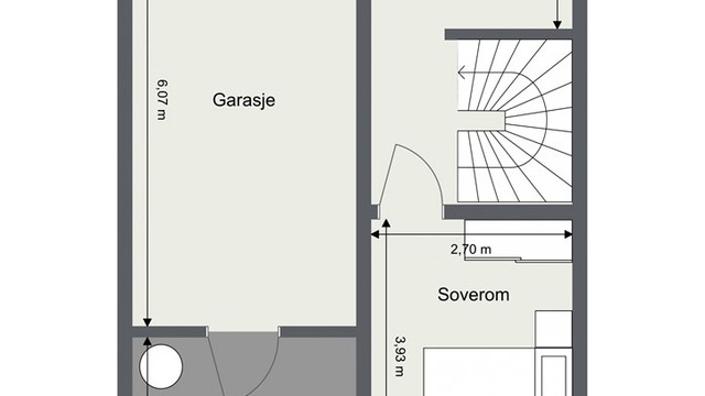 Første etasje har en funksjonell planløsning med entré, hovedsoverom og garasje.