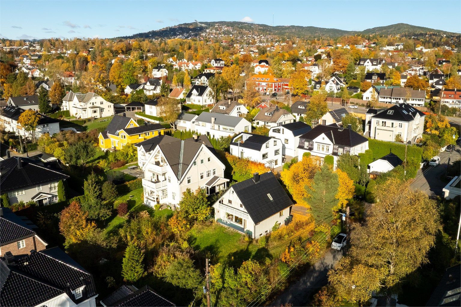 Eneboligen ligger attraktivt til i rolig og barnevennlig villastrøk på Smestad/Heggeli.