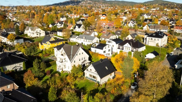 Eneboligen ligger attraktivt til i rolig og barnevennlig villastrøk på Smestad/Heggeli.