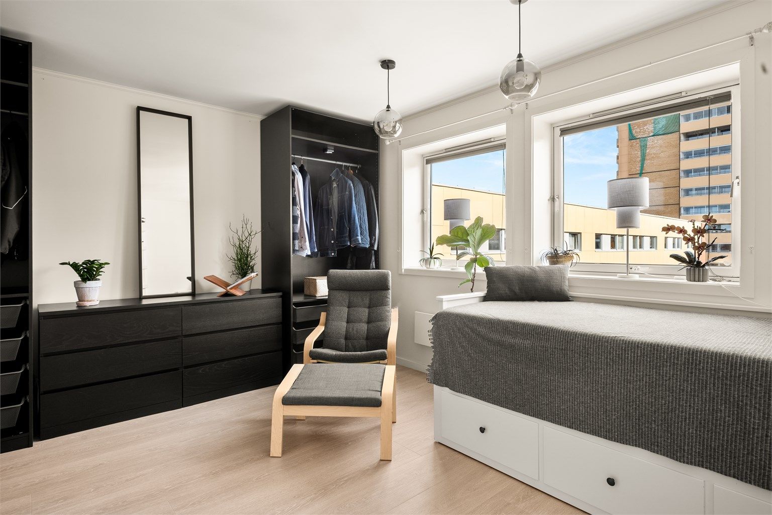 Rommet har plass til både senger og oppbevaringsmøbler.