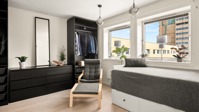 Rommet har plass til både senger og oppbevaringsmøbler.