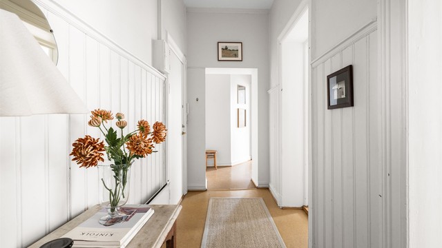 Gangen binder boligens rom sammen på en naturlig måte og understreker den gode planløsningen.