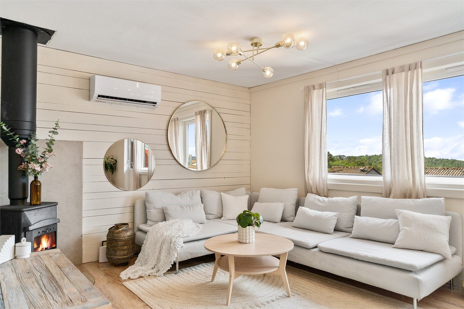 Lys og flott stue med god plass til sofagruppe. Praktisk med varmepumpe