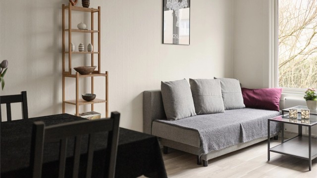 Rommet gir god plass for både sofagruppe og spiseplass, og kan enkelt innredes etter egne ønsker