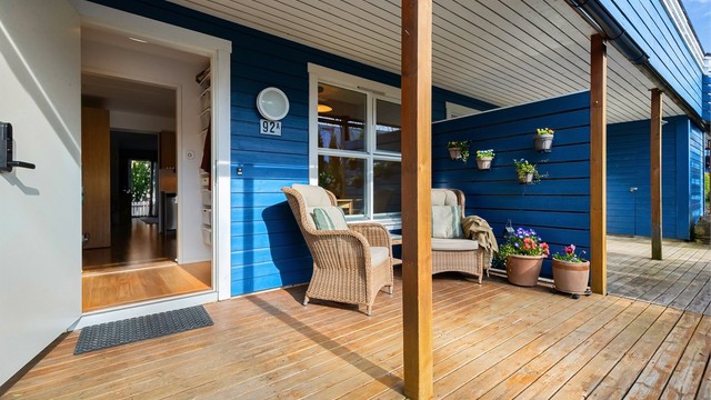 Ved entréen finner du en hyggelig sydvestvendt terrasse på 15 kvm