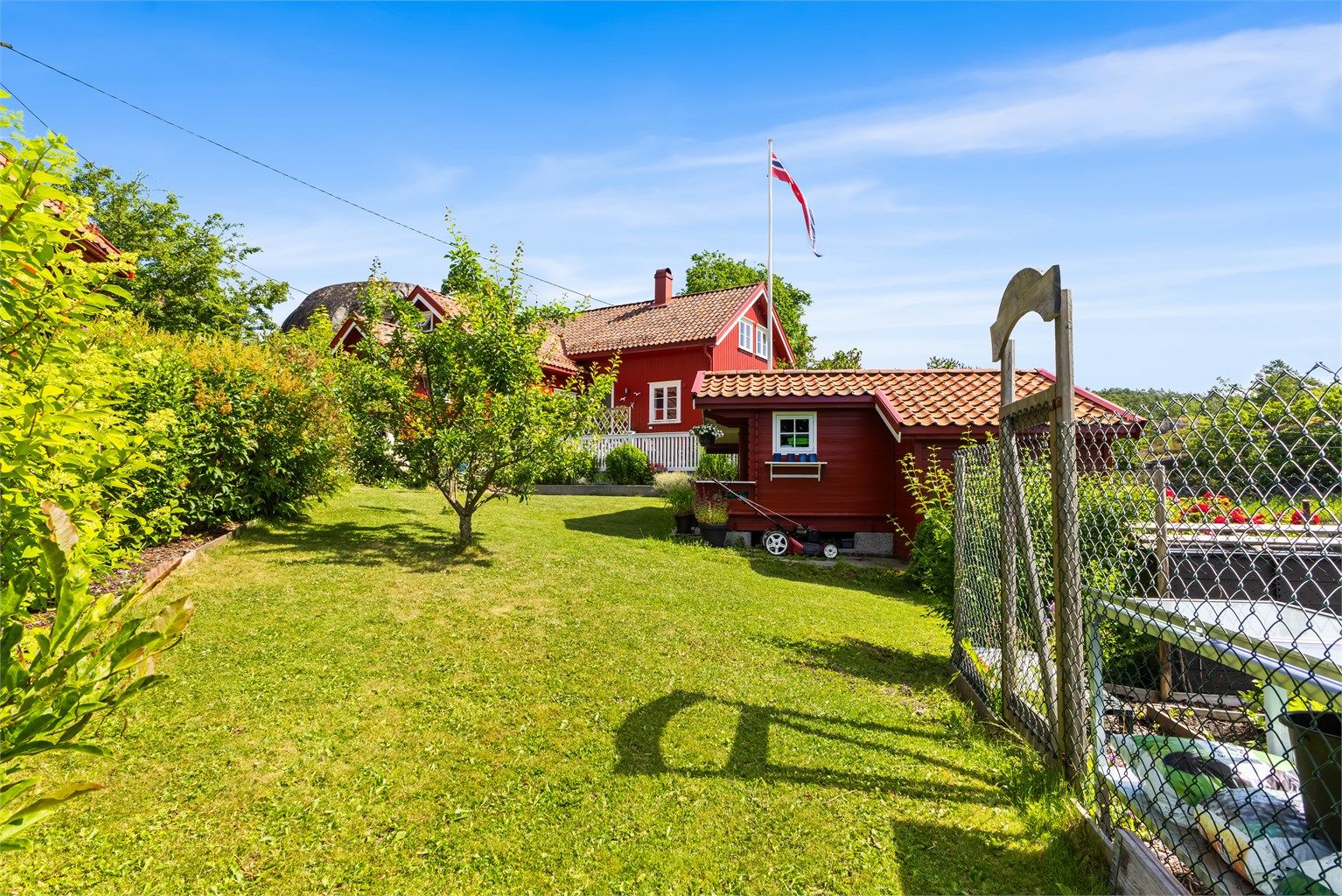 Eiendommen har flere boder og et uthus som gir rikelig med lagringsplass.