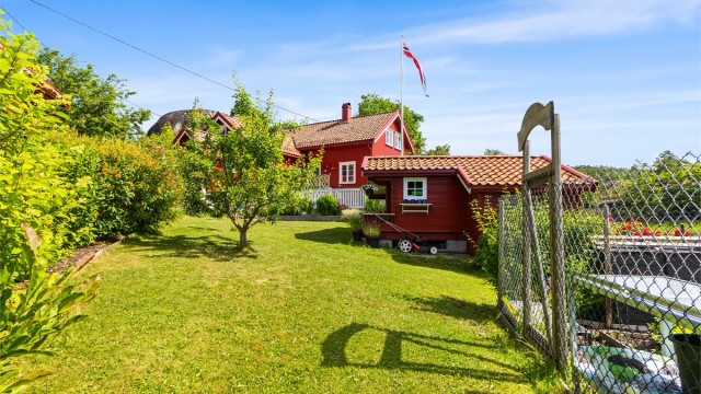 Eiendommen har flere boder og et uthus som gir rikelig med lagringsplass.