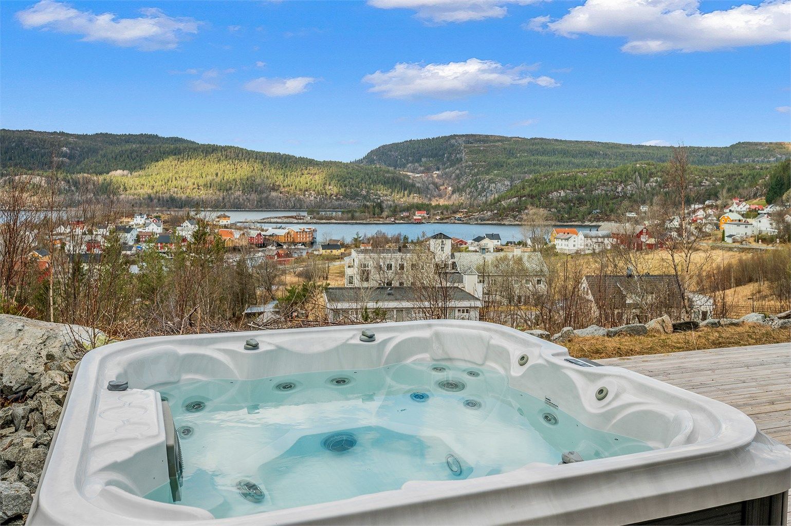 Stor og solrik terrasse med jacuzzi – perfekt for avslapning året rundt med utsikt over nærområdet og fjorden.