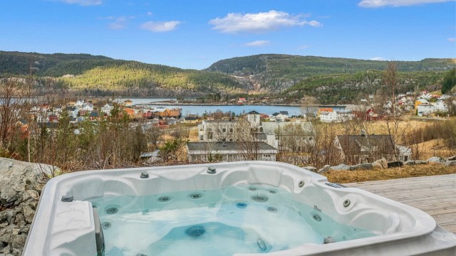 Stor og solrik terrasse med jacuzzi – perfekt for avslapning året rundt med utsikt over nærområdet og fjorden.
