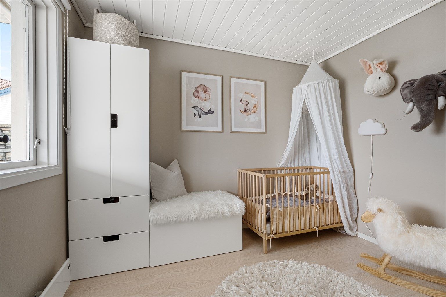 
Soverom II er også malt i fine tidsriktige farger, har laminat på gulv, og plass til både seng, garderobe og skrivepult om man ønsker.