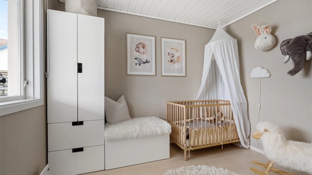 Soverom II er også malt i fine tidsriktige farger, har laminat på gulv, og plass til både seng, garderobe og skrivepult om man ønsker.