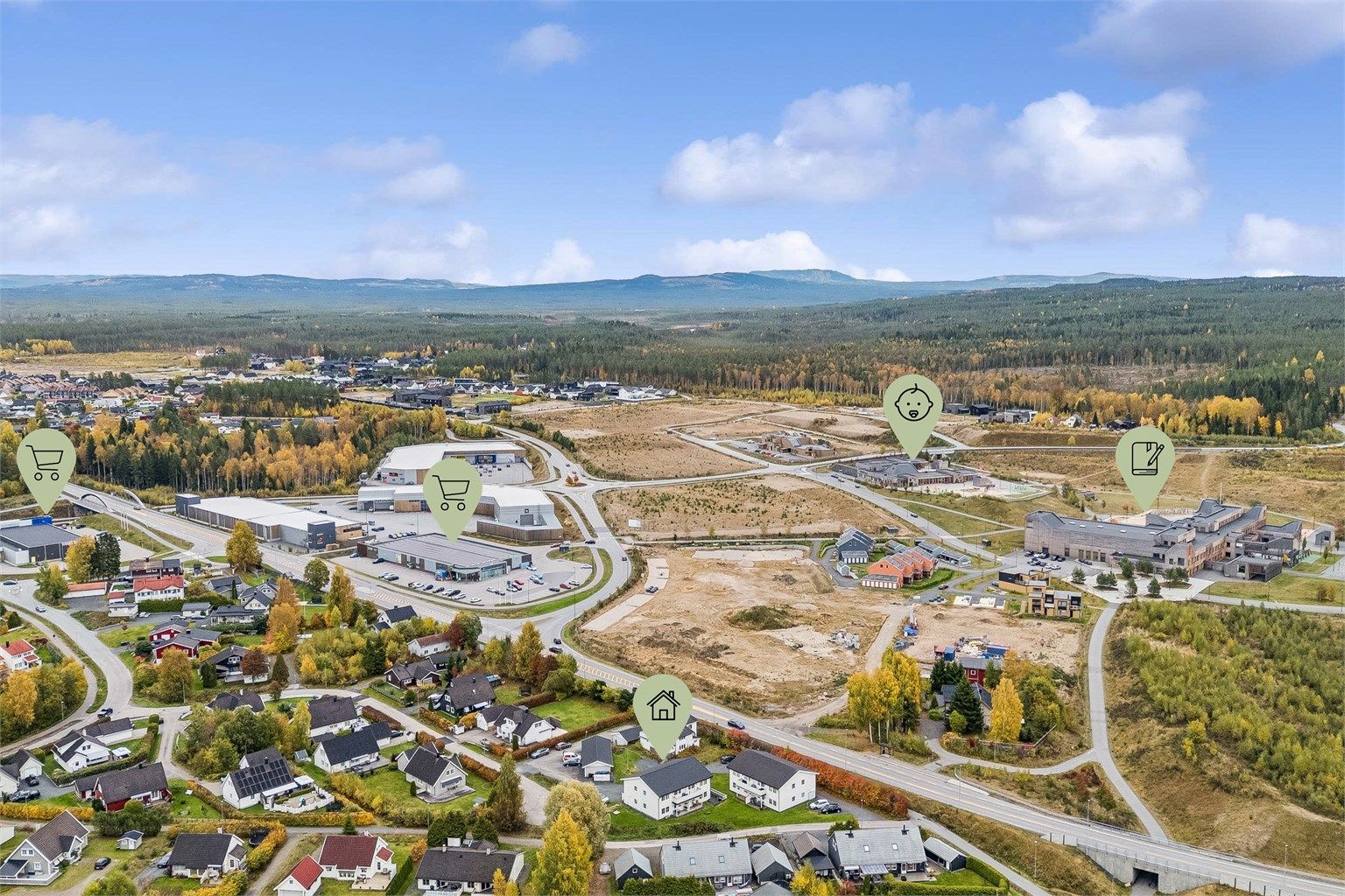 Ydalir med skole, barnehage og dagligvarebutikk ligger i nærheten, og Elverum sentrum byr på et bredt utvalg av butikker, serveringssteder og øvrige servicetilbud.