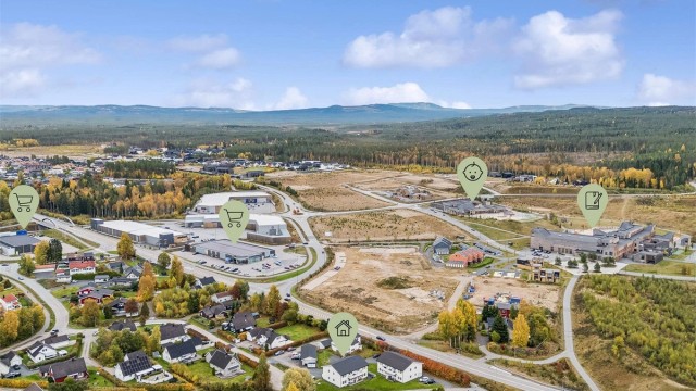 Ydalir med skole, barnehage og dagligvarebutikk ligger i nærheten, og Elverum sentrum byr på et bredt utvalg av butikker, serveringssteder og øvrige servicetilbud.