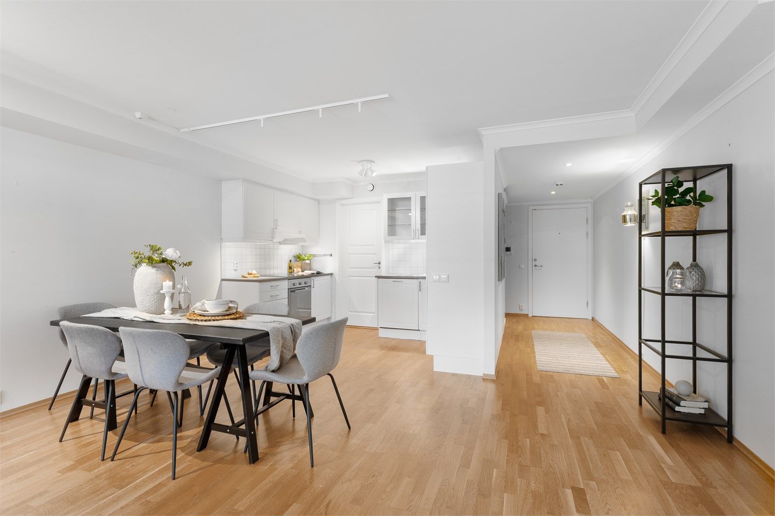 Stue og entre med parkett på gulv