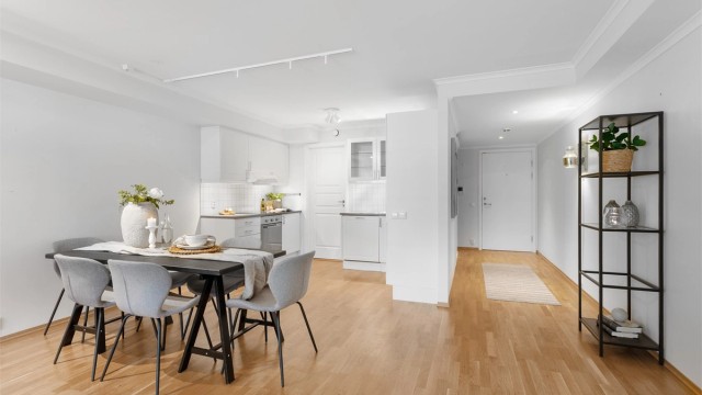 Stue og entre med parkett på gulv