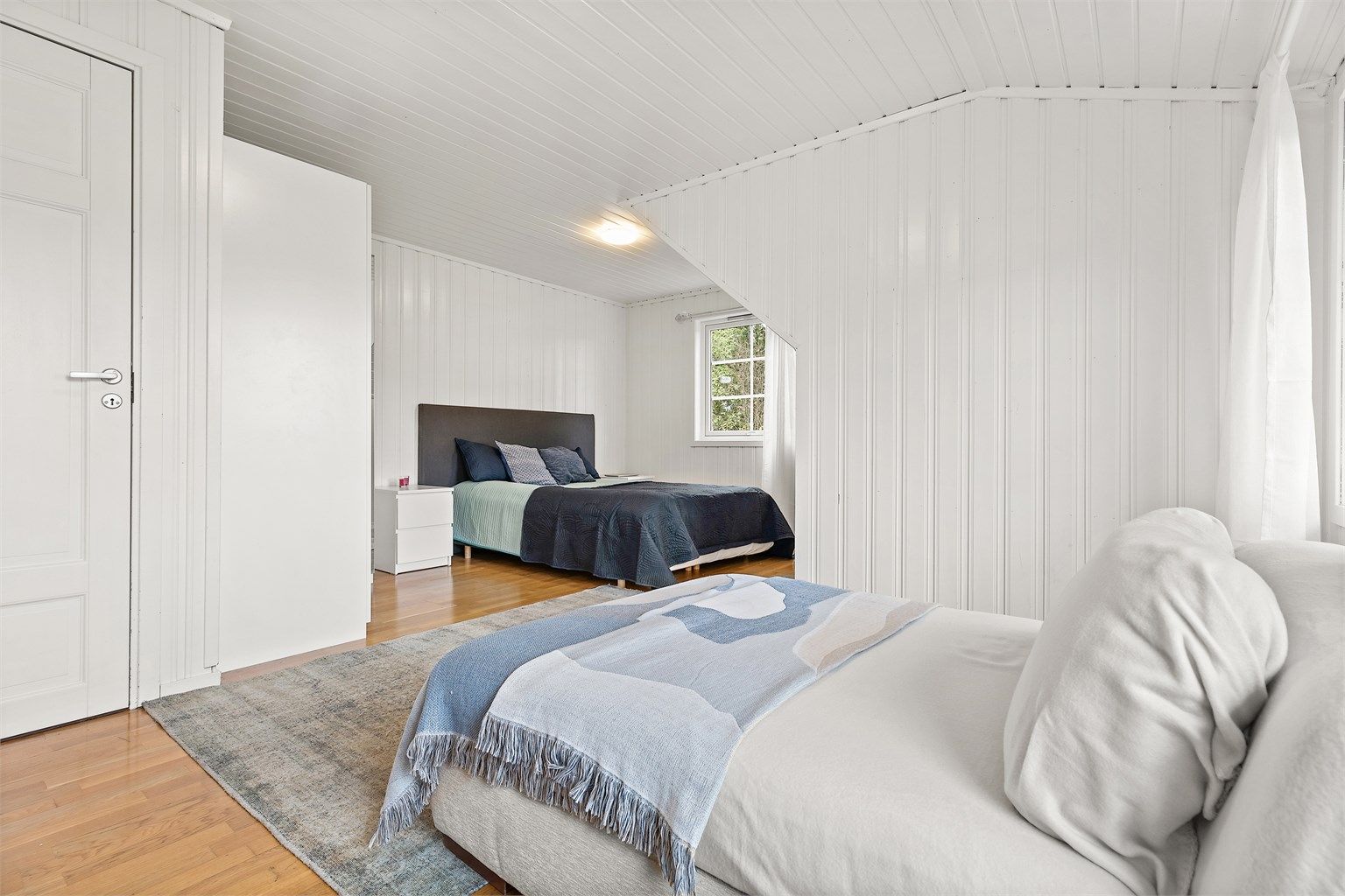 Stort hovedsoverom med mulighet for dobbeltseng med tilhørende møblement. Det er også mulighet å etablere flere soner på soverommet.