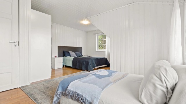 Stort hovedsoverom med mulighet for dobbeltseng med tilhørende møblement. Det er også mulighet å etablere flere soner på soverommet.