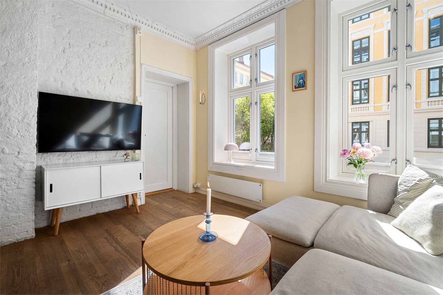Store vindusflater som tilfører leiligheten rikelig av naturlig lys.