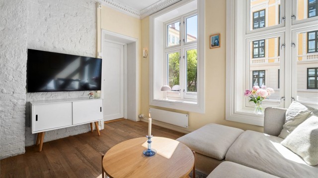 Store vindusflater som tilfører leiligheten rikelig av naturlig lys.