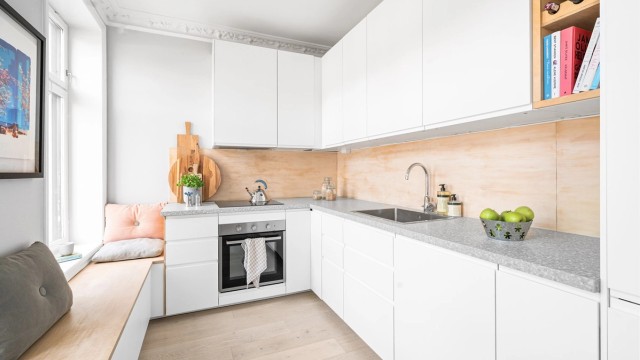 Leiligheten har en åpen og sosial løsning med et moderne kjøkken, oppgradert i 2020. Kjøkkenet er utstyrt med sikkerhetsfunksjoner som komfyrvakt og vannstoppsystem.
