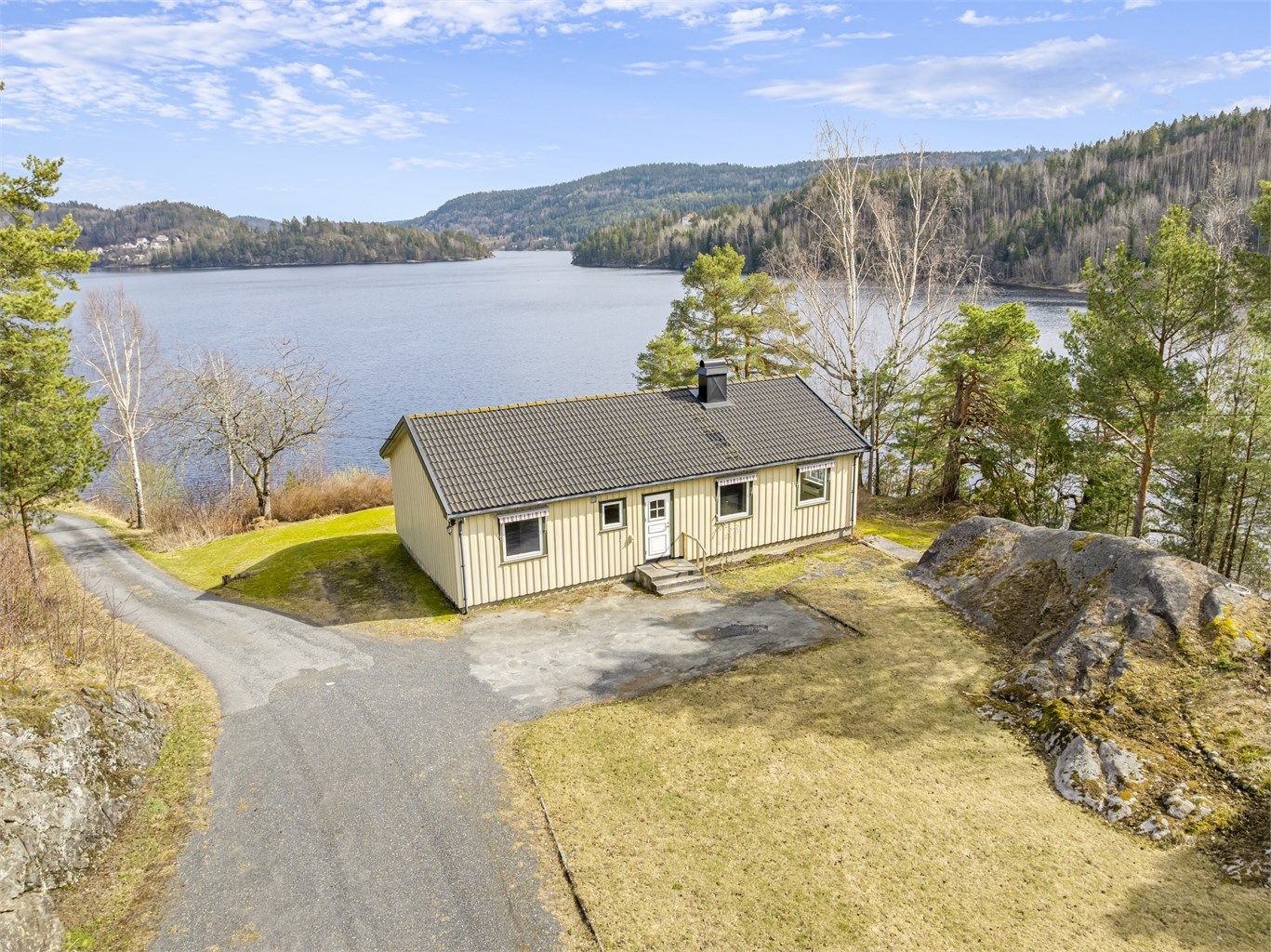 Nydelig beliggenhet med utsikt utover Songevannet! Fra Songevannet kan man ta båten ut til sjøen og nyte den idylliske skjærgården i området.