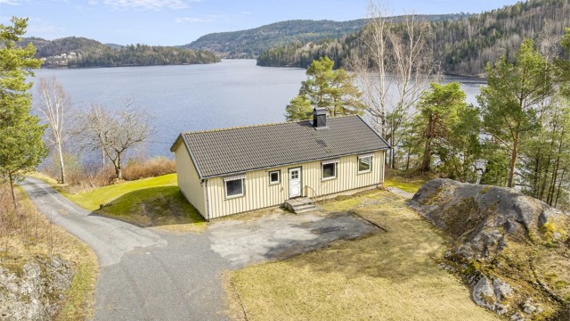 Nydelig beliggenhet med utsikt utover Songevannet! Fra Songevannet kan man ta båten ut til sjøen og nyte den idylliske skjærgården i området.