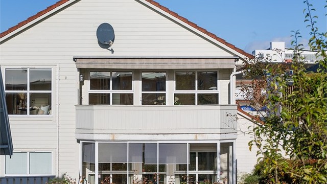 Balkongen er sørvendt og byr på flotte solforhold – et hyggelig uterom å nyte lange dager på.