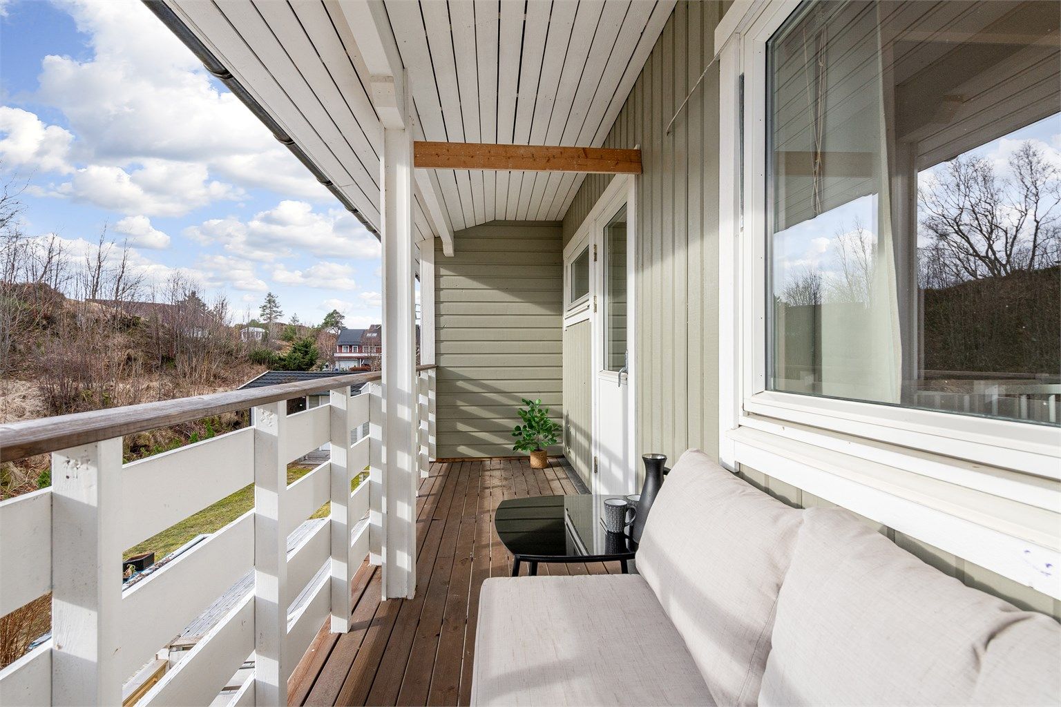 Balkongen på 7 m² er sørvendt og har plass til en liten sittegruppe.