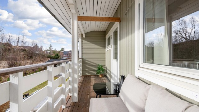 Balkongen på 7 m² er sørvendt og har plass til en liten sittegruppe.