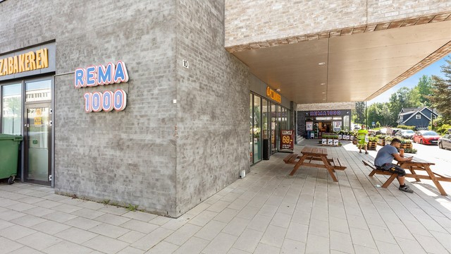 Innen kort gangavstand fra boligen har du både Rema 1000 og Pizzabakeren.