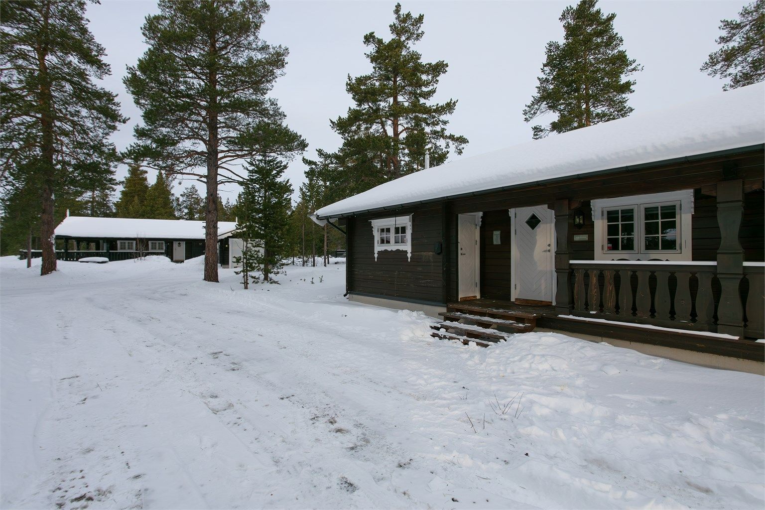 Fasade og inngangsparti
Det er montert el-bil lader på hyttevegg