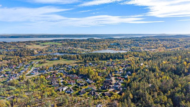 Hytta ligger flott til, med kort vei til Heggedal