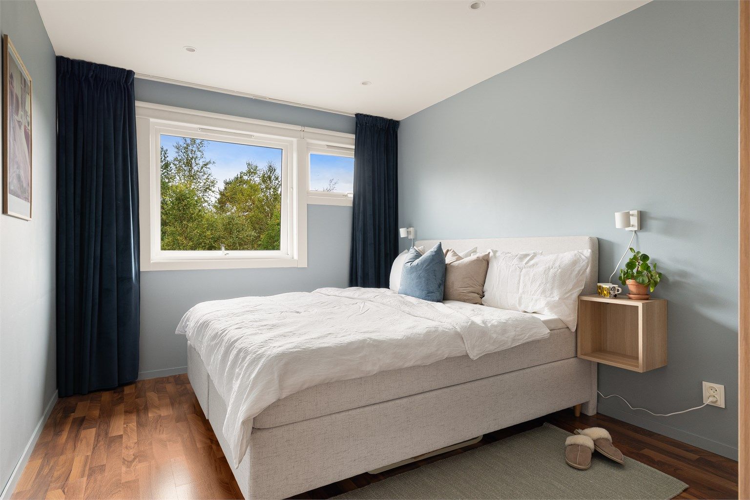 Romslig soverom med garderobeskap og downlights i himlingen.