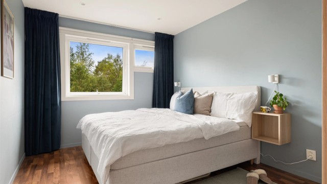 Romslig soverom med garderobeskap og downlights i himlingen.