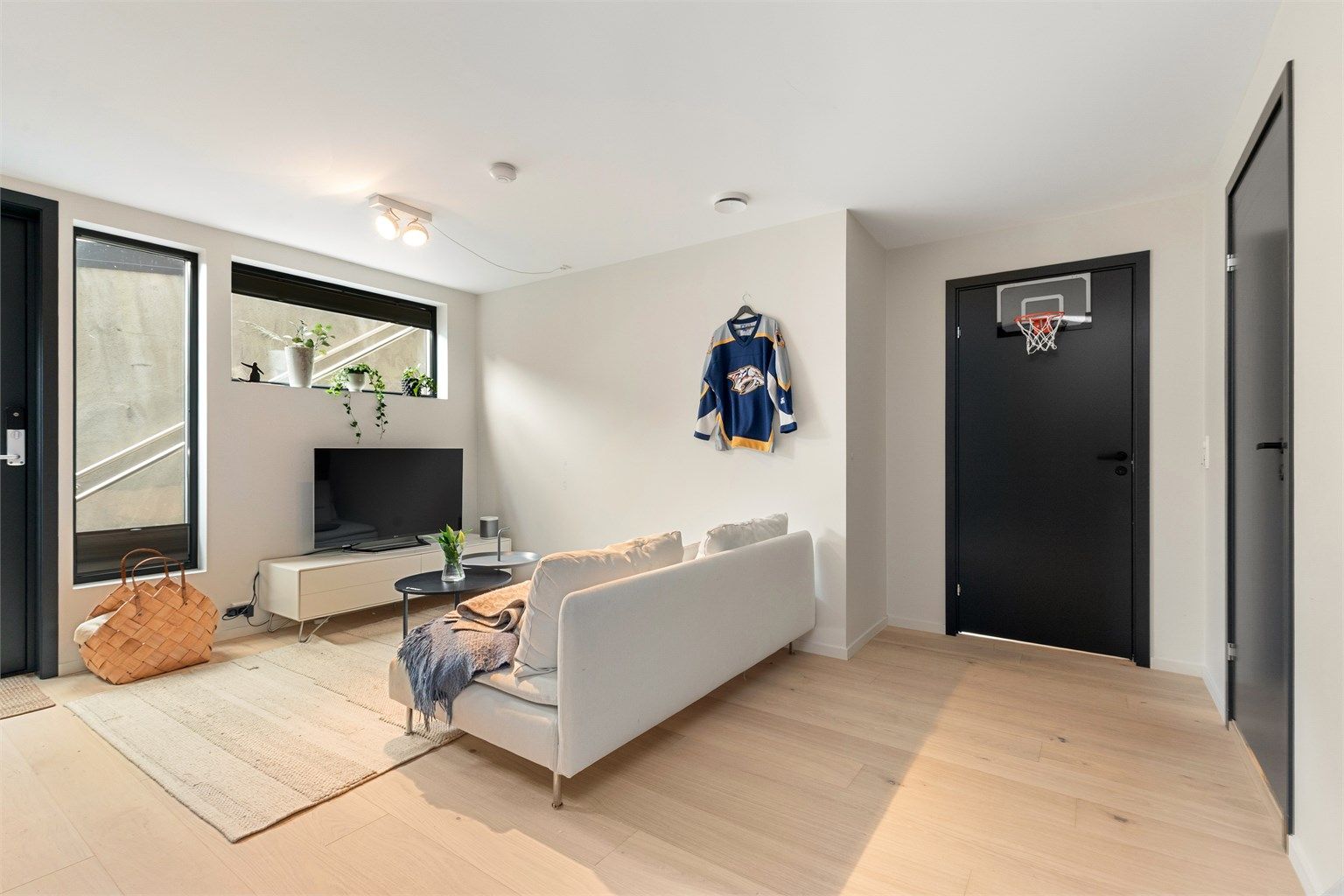 Romslig og fin kjellerstue med god takhøyde