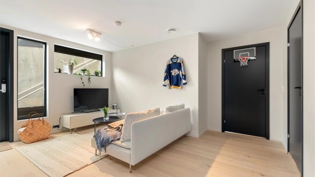 Romslig og fin kjellerstue med god takhøyde